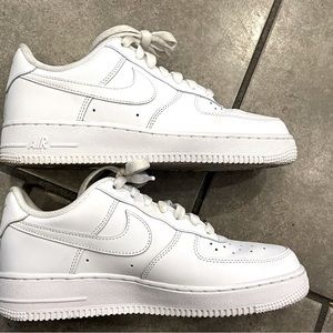 Size (8) in women Air Force 1’s White
